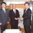 新郷ふれいあ祭りの収益金を寄贈2007.12.21