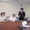 視察先で発言中