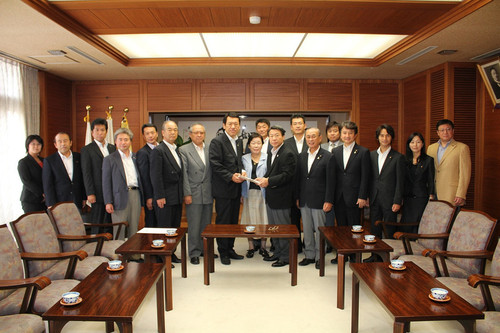 平成２４年度向けた要望書を市長へ（2011.9.22）