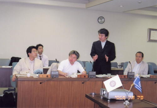 視察先で発言中